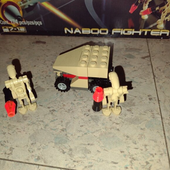 Like New Lego Star Wars Naboo Fighter, R2D2, with original box & instructions - Picture 11 of 13